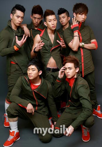 韓國2PM組合最新動態(tài)，小巷音樂風(fēng)暴與隱藏小店探秘