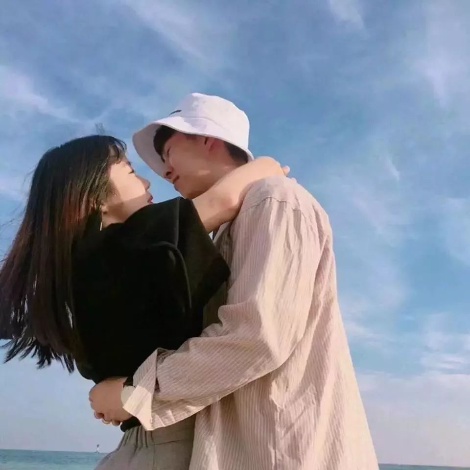 自然美景中的浪漫情侶頭像之旅，最新帥氣情侶頭像精選