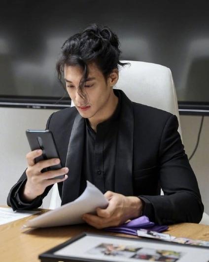 張演員男的舞臺與熒屏之旅，學(xué)習(xí)成長與自信光芒的展現(xiàn)