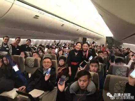 藍(lán)航空姐王靜新篇章，翱翔天際的溫暖使者，展現(xiàn)職業(yè)風(fēng)采與愛(ài)心傳遞
