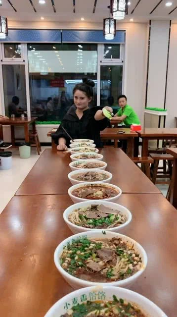 智能面食競(jìng)技盛宴，全新科技引領(lǐng)吃面條比賽風(fēng)潮！
