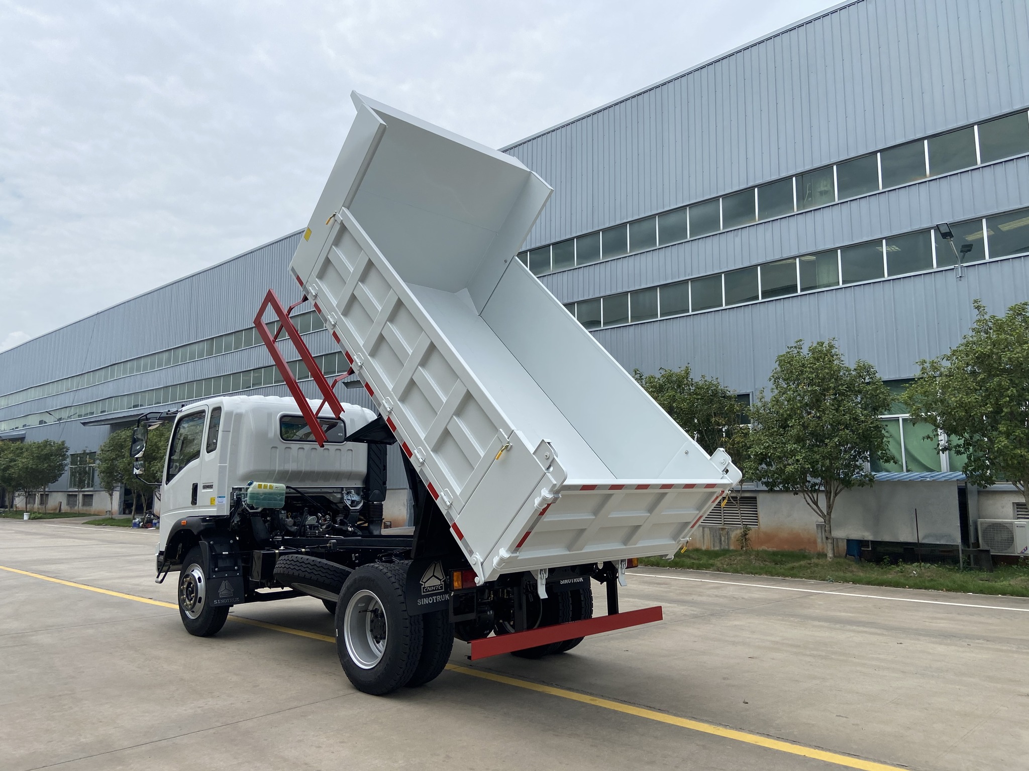 最新款自卸卡車，自然美景探索之旅的得力伙伴