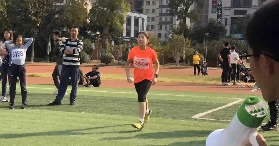 小蝸牛的田徑夢，綠意盎然賽場上的奇遇之旅