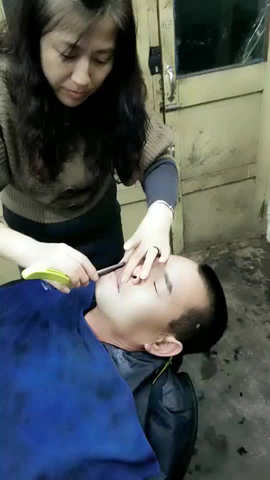 女人刮臉最新視頻，時尚美容新趨勢揭秘