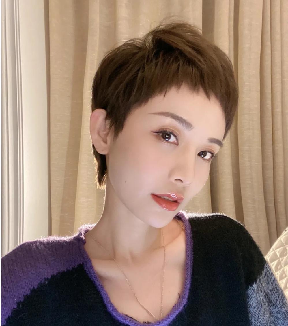 最新女生發(fā)型流行趨勢，時尚減齡發(fā)型指南