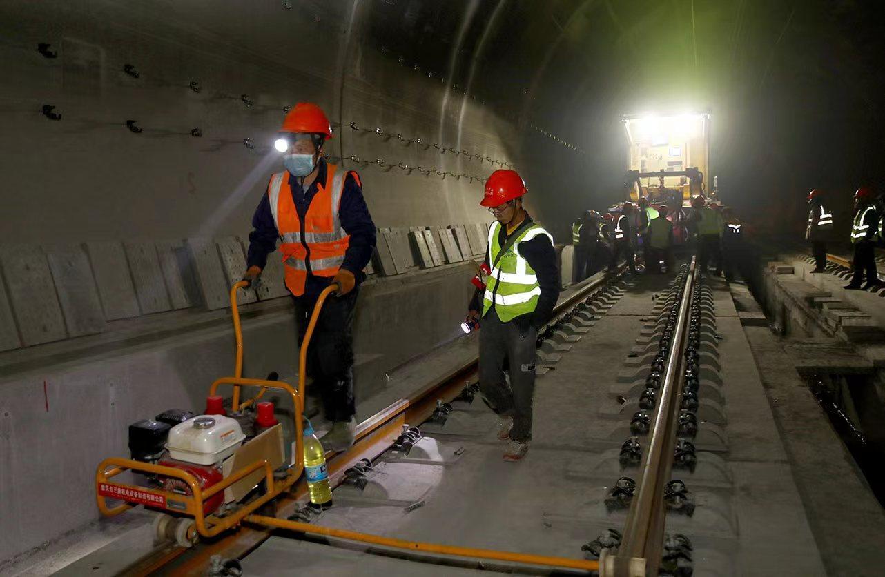 青藏高鐵，高原與繁榮的鋼鐵巨龍連接線